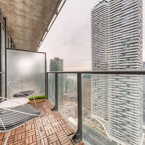 Homestay Stylish Newly Furnished With Beautiful View, Toronto